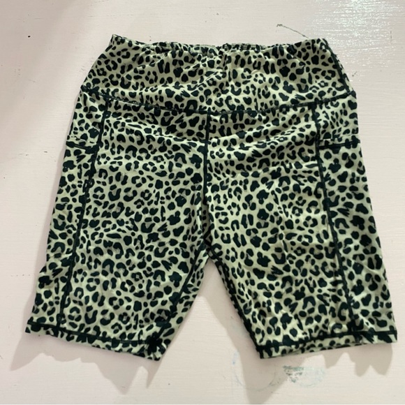 😍 Soft Biker Shorts with Pockets Leopard Print 8.5 Inch Inseam Women’s Large EUC - Picture 9 of 9